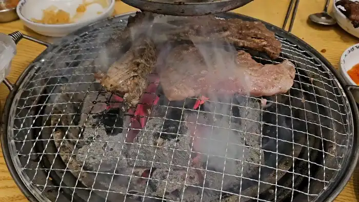 숯불 위에서 굽는 소고기