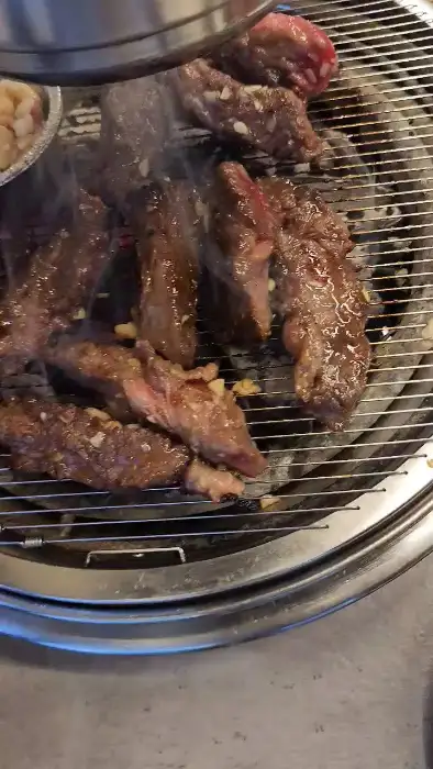 숯불 위에서 익어가는 갈비살