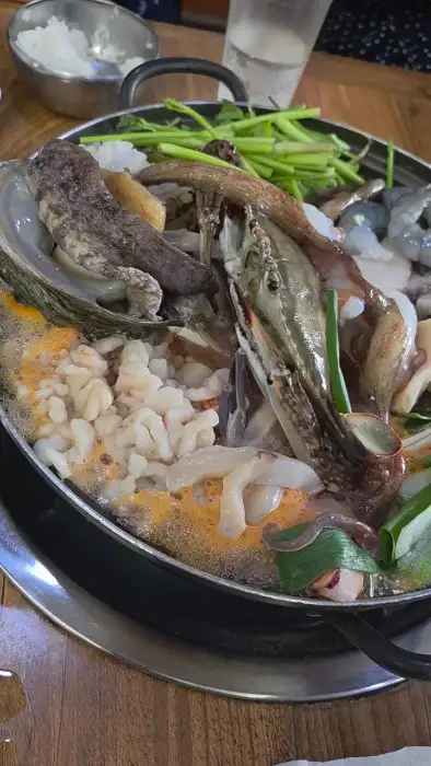 끓고 있는 해물탕 속 다양한 해산물 클로즈업