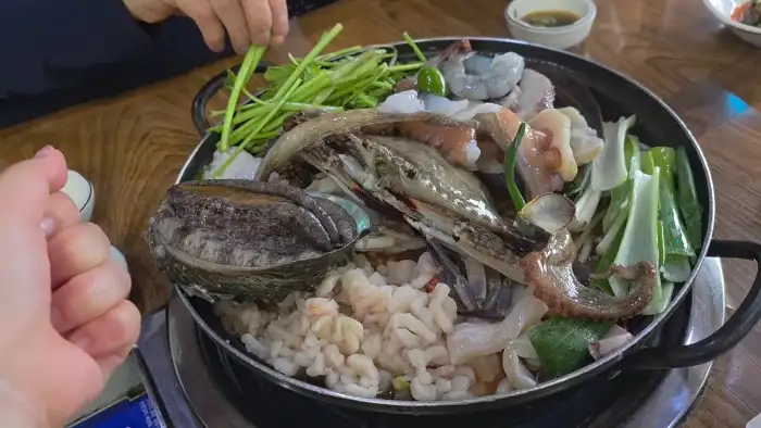 다양한 해산물이 큼직하게 들어있는 해물탕
