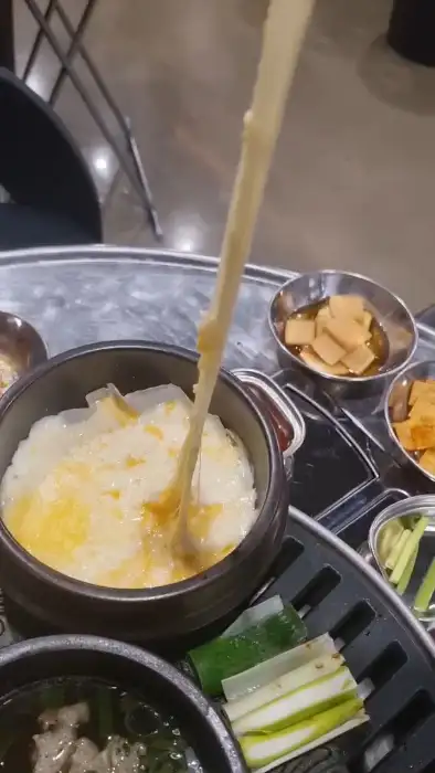 치즈가 쭉 늘어나는 모습