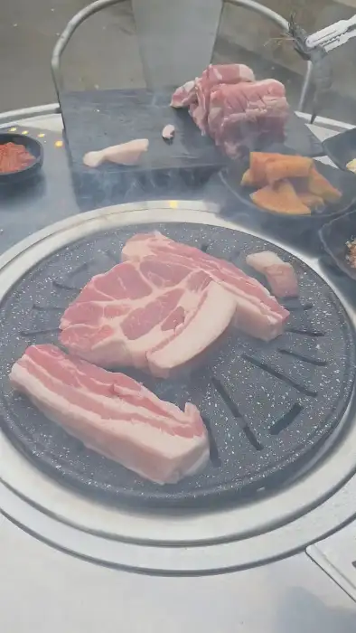 두툼한 흑돼지 목살