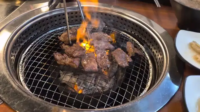 숯불 위에서 먹음직스럽게 익어가고 있는 양념 갈비살.