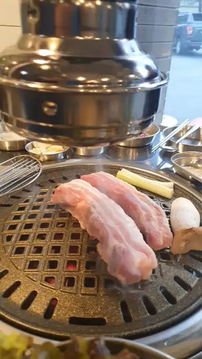 숯불 위에서 익고 있는 통삼겹살