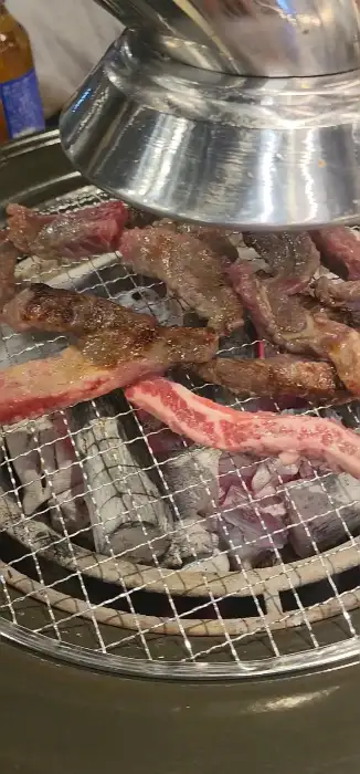 화로 위에서 익어가는 고기들