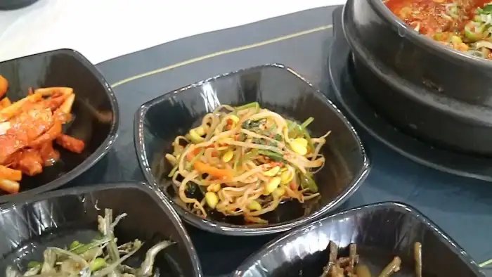정갈하게 차려진 반찬과 메인 메뉴가 돋보이는 한 상차림