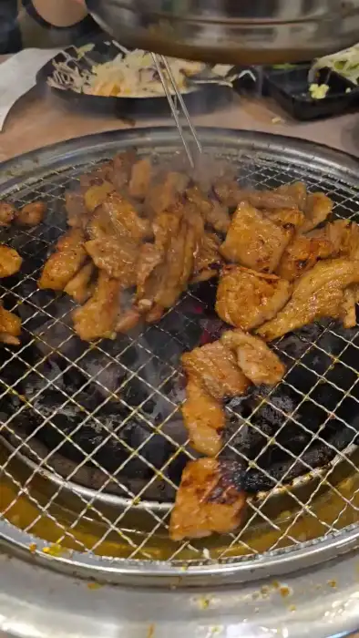 숯불 위에서 잘 익은 갈비 조각들