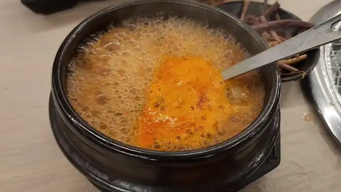 다양한 재료가 푸짐하게 들어있는 된장찌개