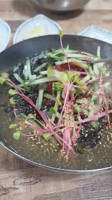 막국수 면발 집는 모습
