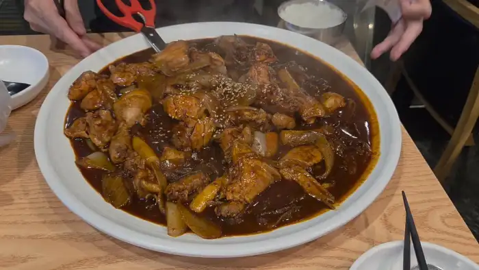 먹음직스럽게 찜닭을 덜어내는 모습
