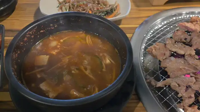 보글보글 끓고 있는 된장찌개. 두부와 채소가 듬뿍 들어있어 구수해 보입니다.