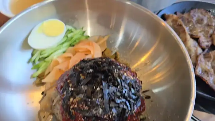 먹음직스러운 비빔막국수