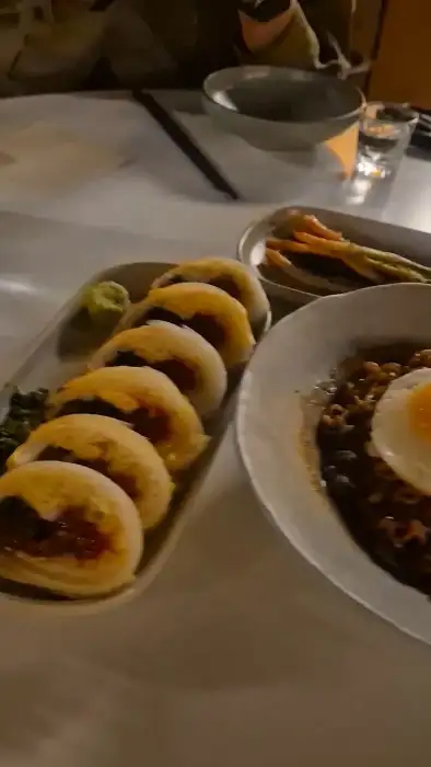정갈하게 썰린 육회김밥 한 점과 곁들임 소스