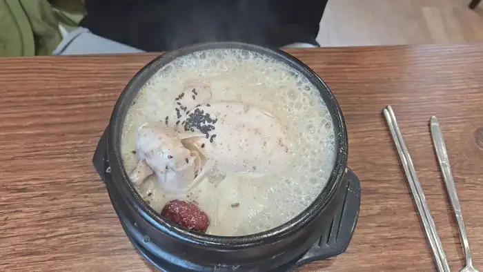 정갈하게 담긴 삼계탕 한 그릇