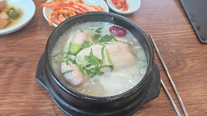새빨간 김치와 깍두기