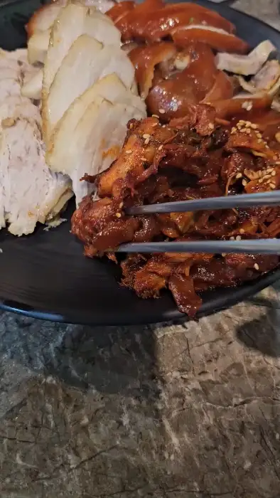 젓가락으로 집어 올린 족발