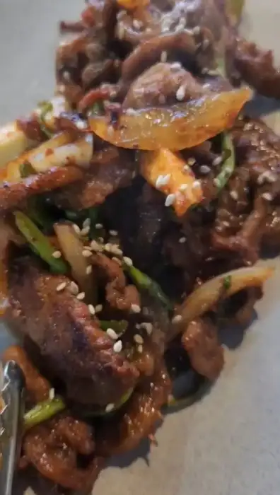 먹음직스럽게 익어가는 삼겹살과 문어
