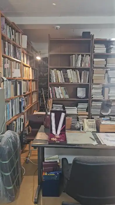 옛 학교 복도에 놓인 의자들