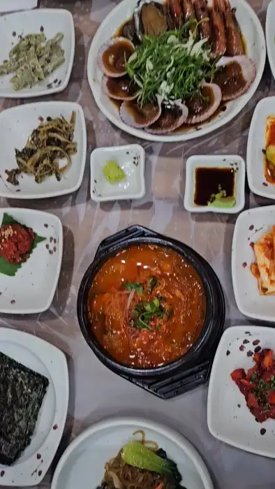 푸짐하게 차려진 생선구이 한상