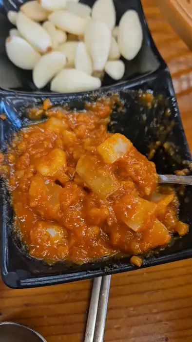 식당 내부의 테이블과 메뉴판