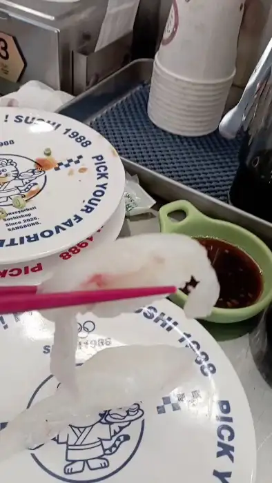 집게로 집어든 새우 초밥