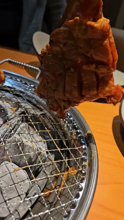 갈비 한 점을 집어 올리는 모습