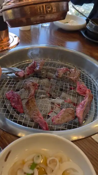 참숯 위에서 익어가고 있는 소갈비살 여러 점