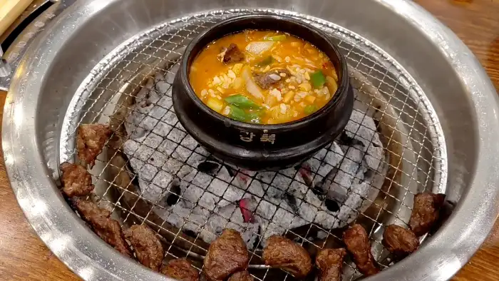 참숯 위에 올라간 뜨끈한 된장찌개 뚝배기