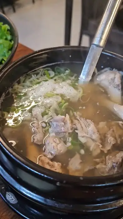 뽀얀 국물의 오리탕이 보글보글 끓고 있는 모습