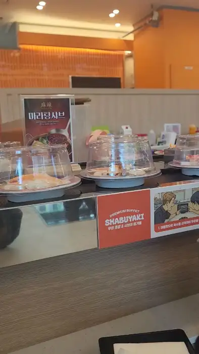 회전 초밥이 지나가는 모습과 함께 매장 내부 모습