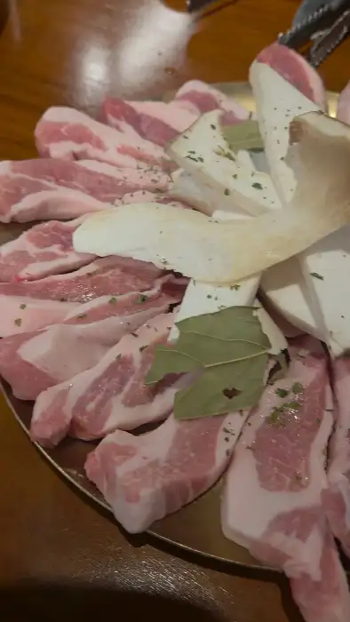 신선한 등심덧살과 버섯, 깻잎