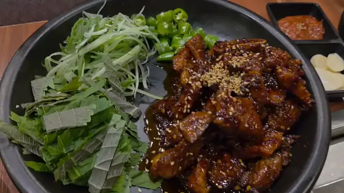 매콤한 양념 갈비와 쌈 채소