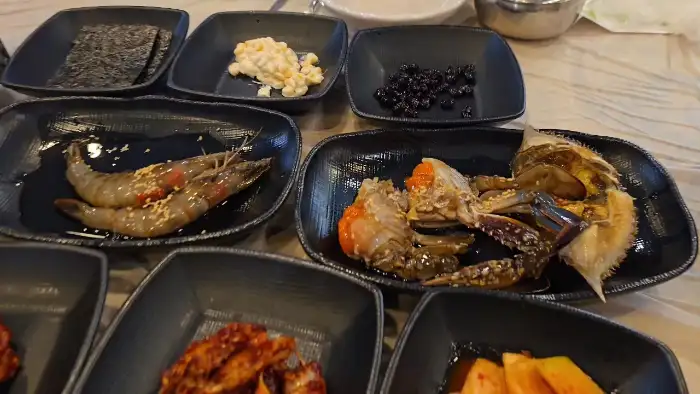 다양한 밑반찬이 정갈하게 차려진 식탁 모습