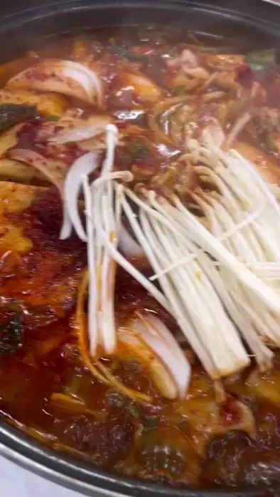 버섯과 채소가 듬뿍 들어간 탕