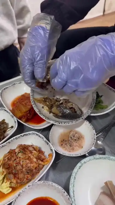 준비된 굴비를 발라내는 모습