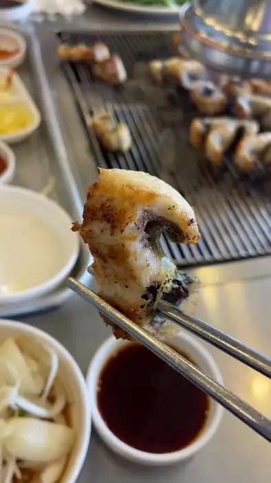 소스에 찍은 장어 한 점