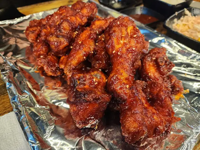 붉은 양념으로 코팅된 '얼큰이' 치킨의 클로즈업 샷