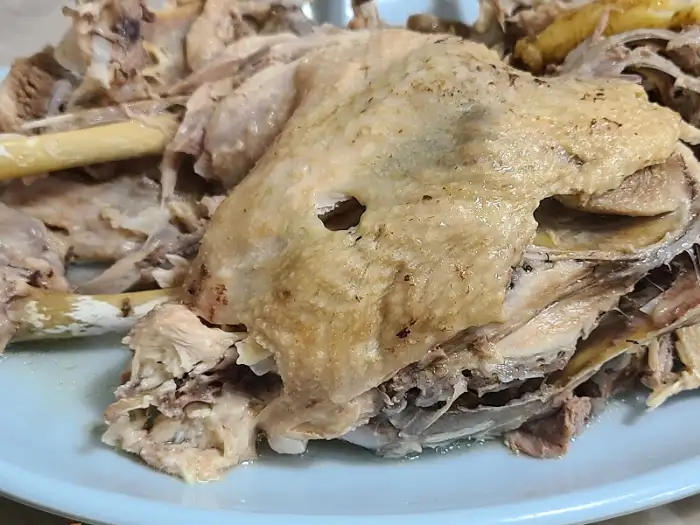 삶아진 닭고기 요리의 일부