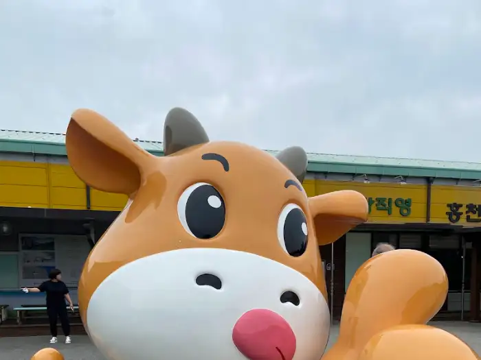 매장 외관과 함께 찍은 귀여운 소 캐릭터