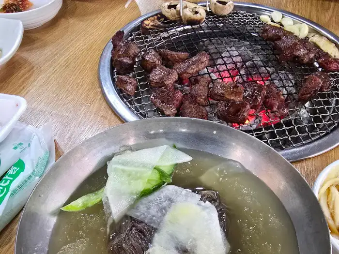 구워지고 있는 여러 부위의 소고기