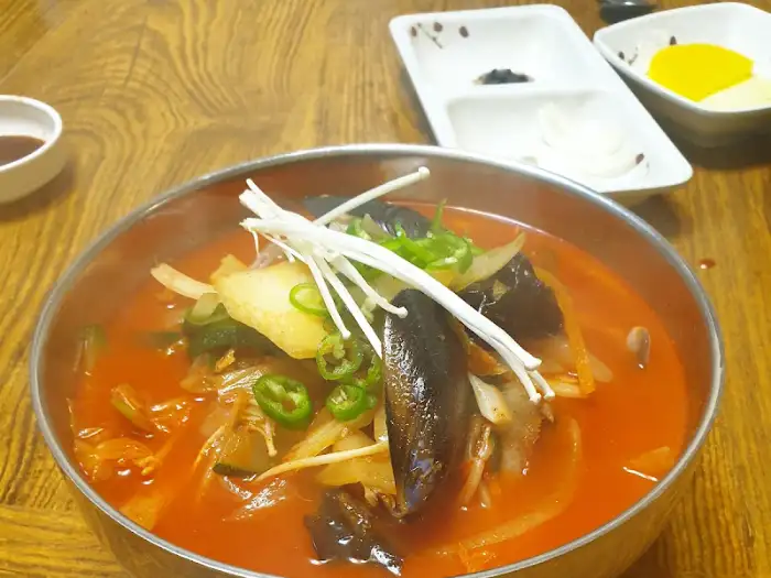 푸짐한 해산물과 채소가 어우러진 짬뽕