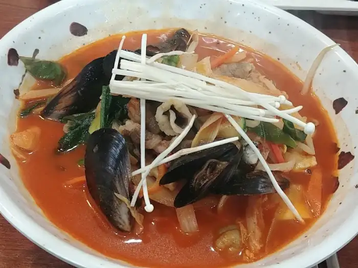 다양한 해산물과 채소가 듬뿍 들어간 짬뽕