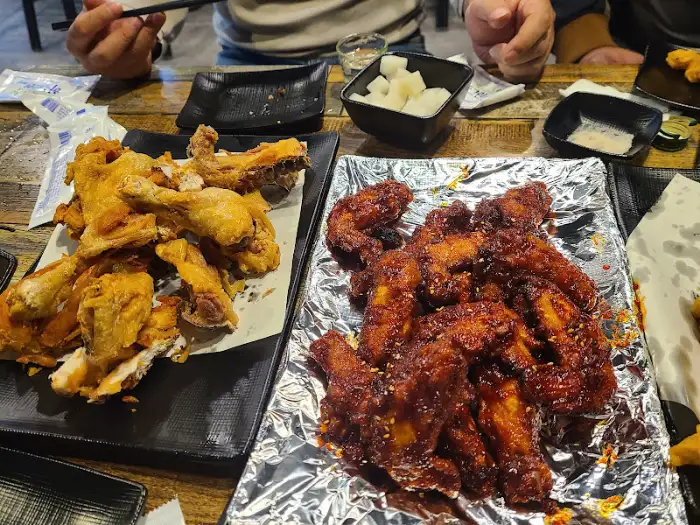 바삭하게 튀겨진 치킨과 닭똥집 튀김