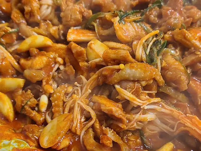 매콤하게 조리된 닭고기 요리