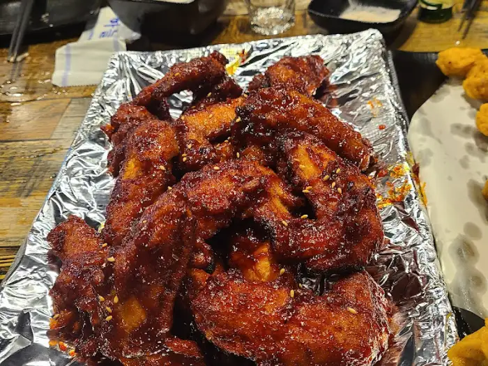 '얼큰이' 치킨의 가까이서 찍은 사진