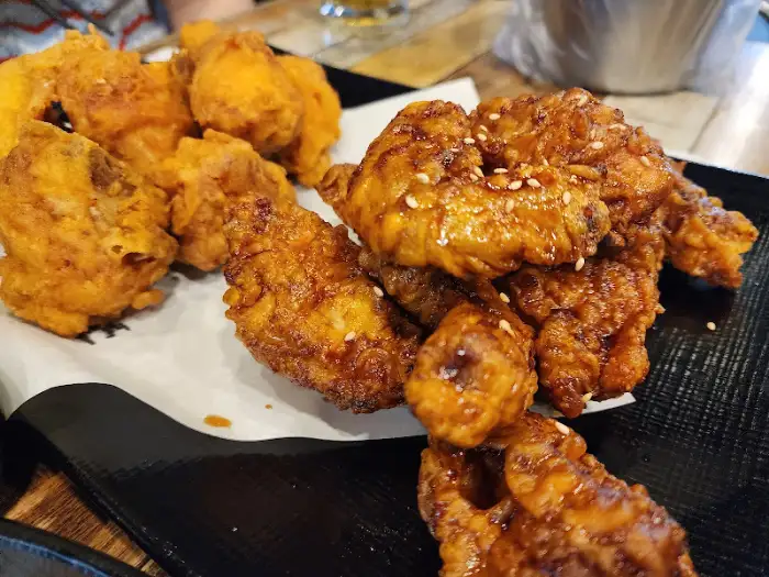 다른 종류의 치킨 조각들과 곁들임 음식