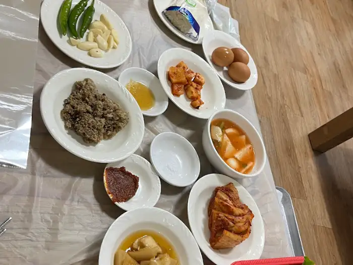 다양한 밑반찬과 곁들임 음식