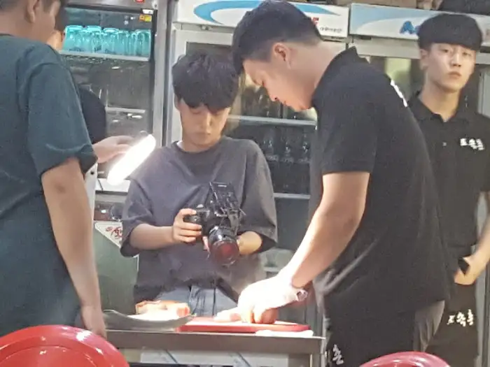 촬영팀이 고기를 자르고 있는 모습
