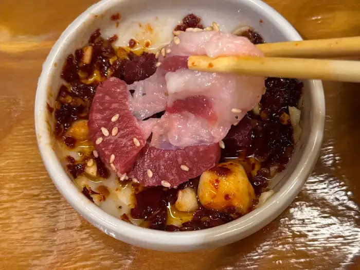 뭉티기 장에 찍어먹는 육회 한 점