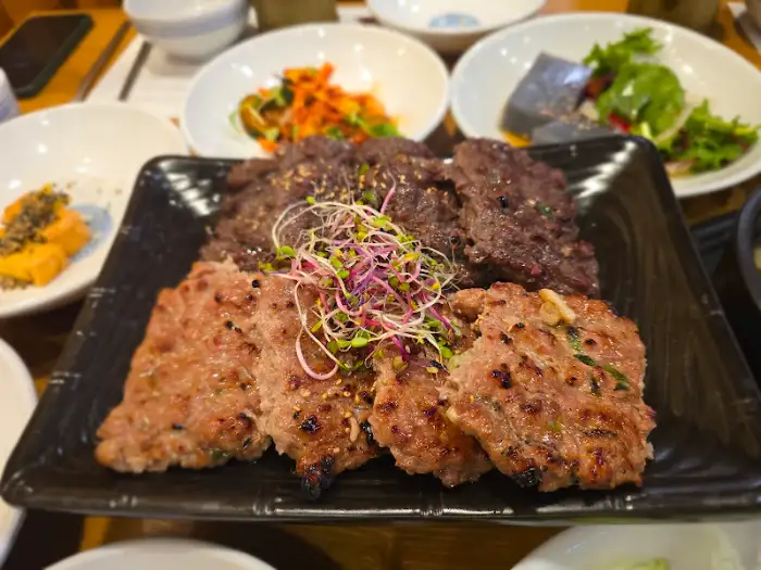 떡갈비와 반찬 사진